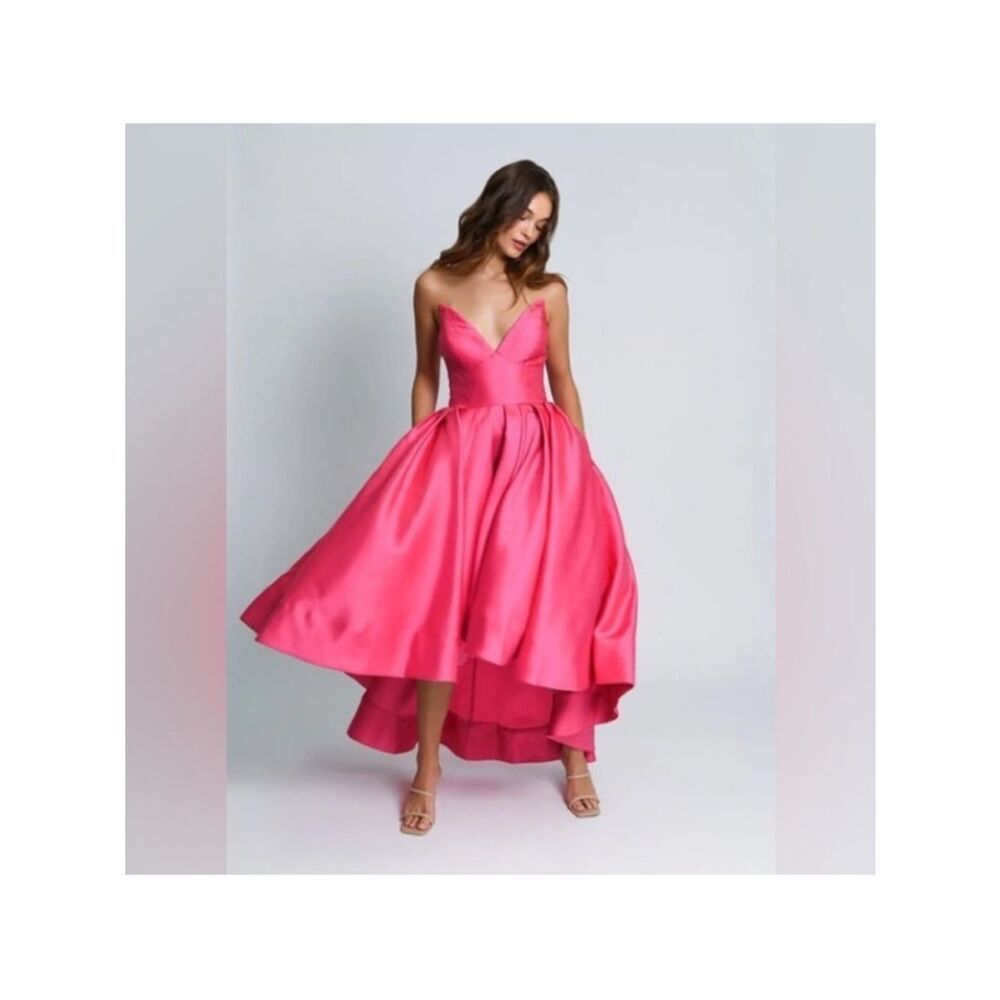 By Anthropologie Hutch Sabrina Strapless V-
Neck Pleated High-Low Gown Pink 4P